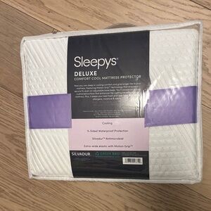 Sleepys Deluxe Comfort Cool Mattress Protector - White